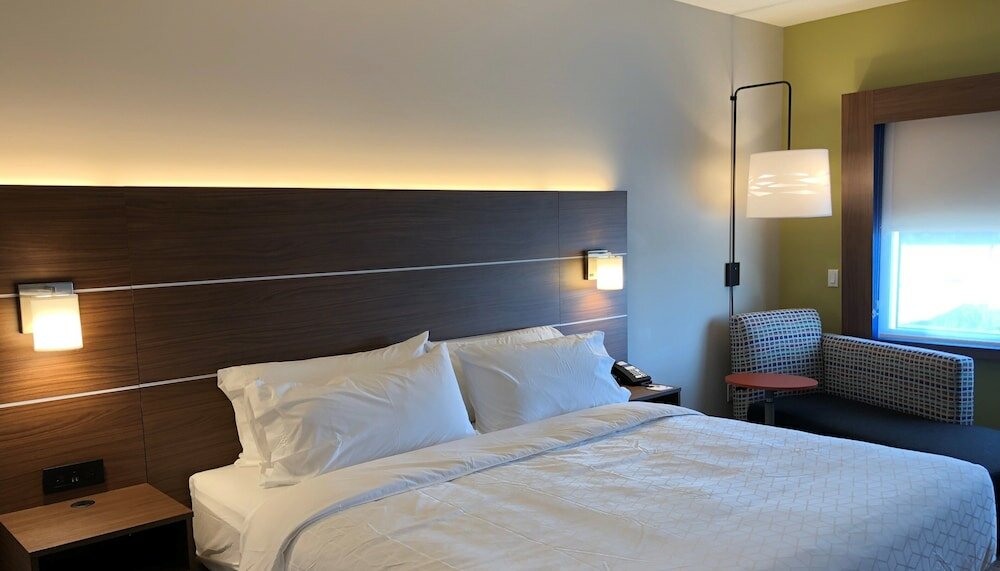Фото Holiday Inn Express & Suites Springfield North, an Ihg Hotel
