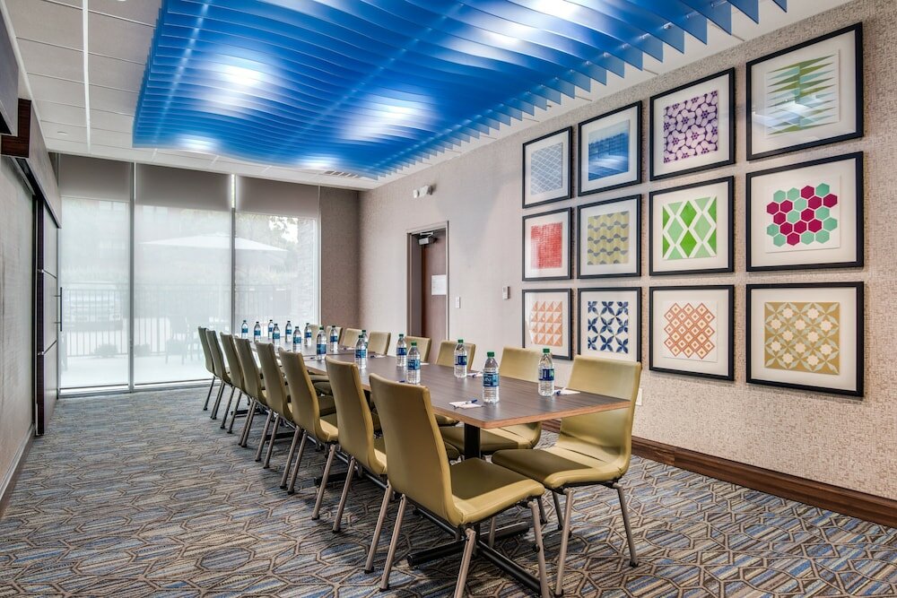 Фото Holiday Inn Express & Suites Dallas North - Addison, an Ihg Hotel