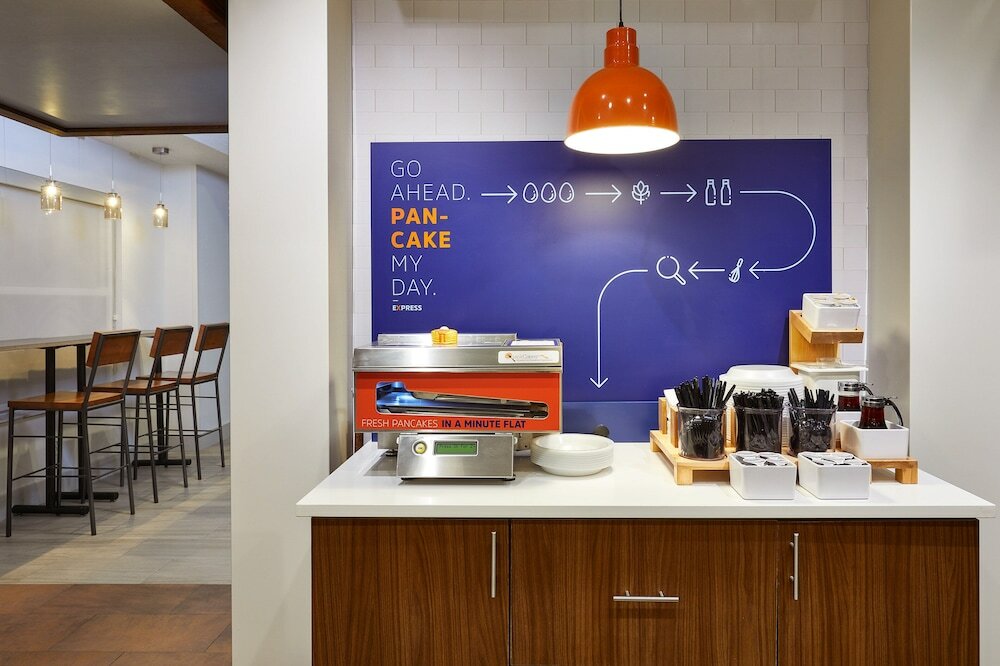 Фото Holiday Inn Express & Suites Orlando International Airport