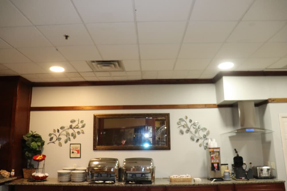 Фото Ramada Hotel & Conference Center by Wyndham Lansing