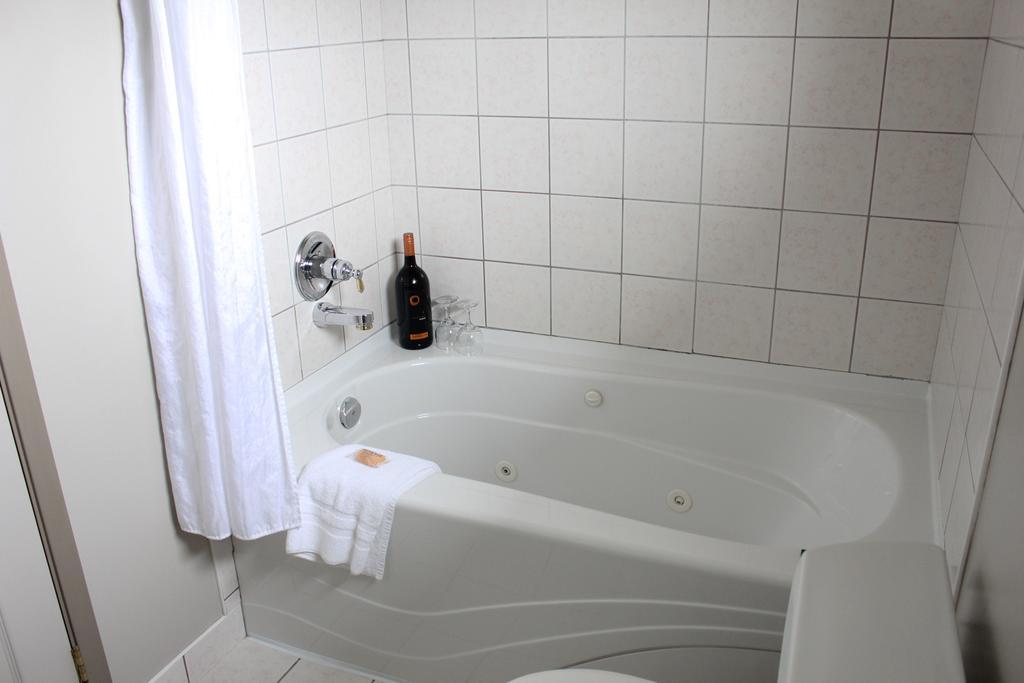 Фото Quarterdeck Inn & Marina Resort