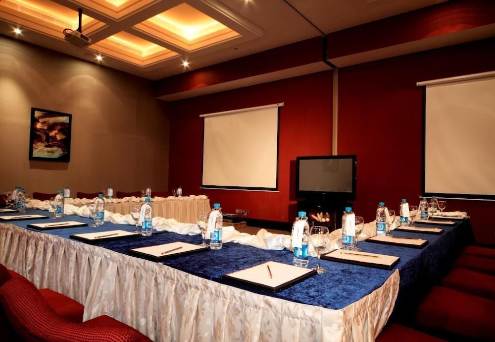 Фото Sunday Business Avenue