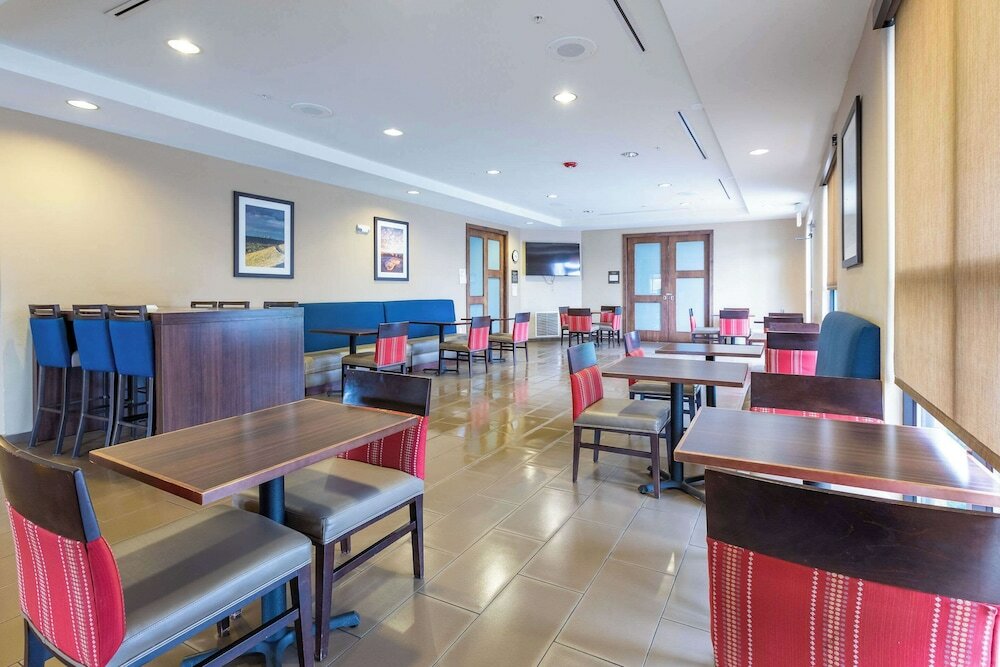 Фото Comfort Suites Denver near Anschutz Medical Campus