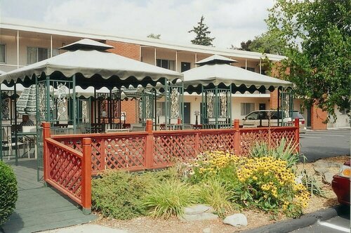 Гостиница Meadow Court Inn в Итаке