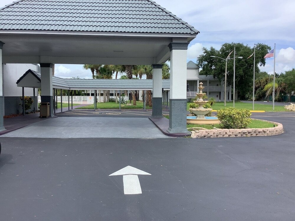 Фото The Heritage Park Inn