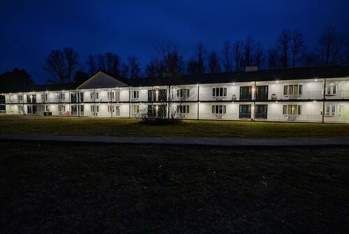 Внешний вид отеля Colonial Motel And SPA в Браттлборе, фото 2