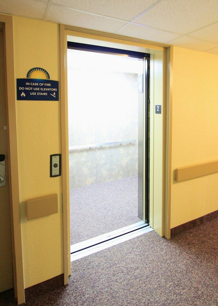 Фото Days Inn & Suites by Wyndham Thompson