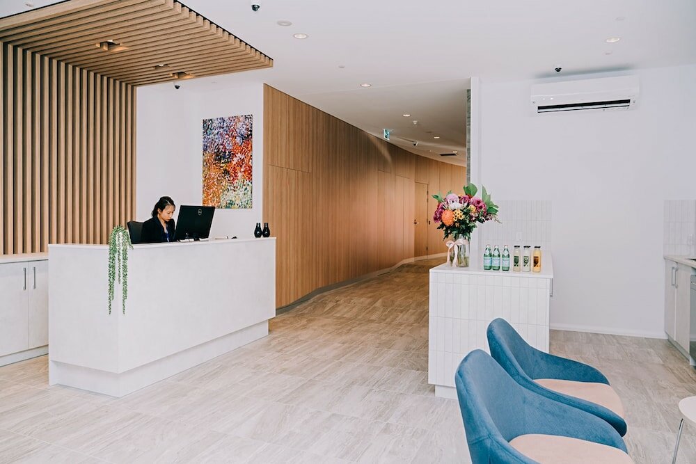 Фото Toms Court Hotel