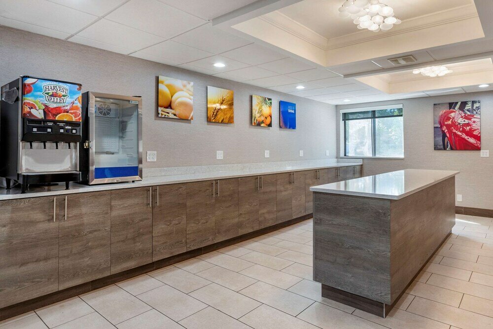 Фото Comfort Inn Near Greenfield Village