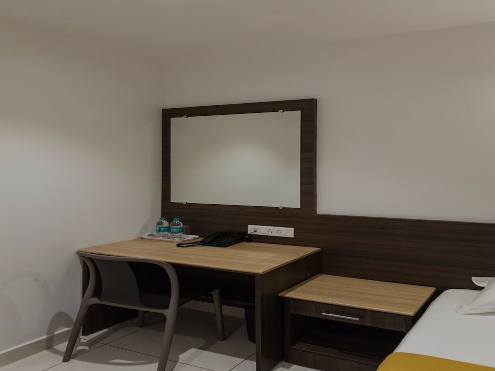 Фото Hotel Karuna Residency