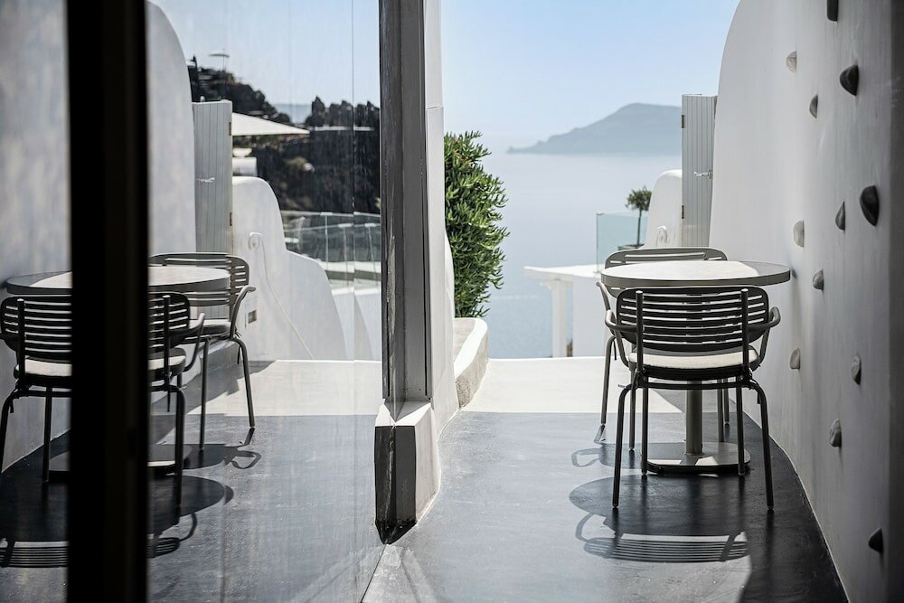 Фото On The Rocks Hotel