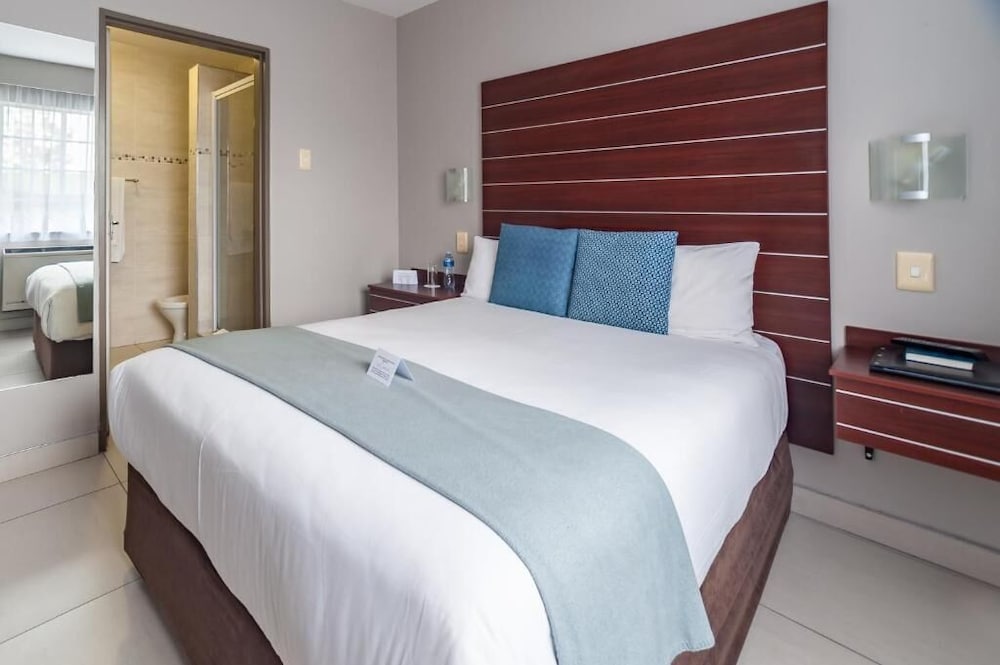 Фото Hotel Savoy and Conference Centre