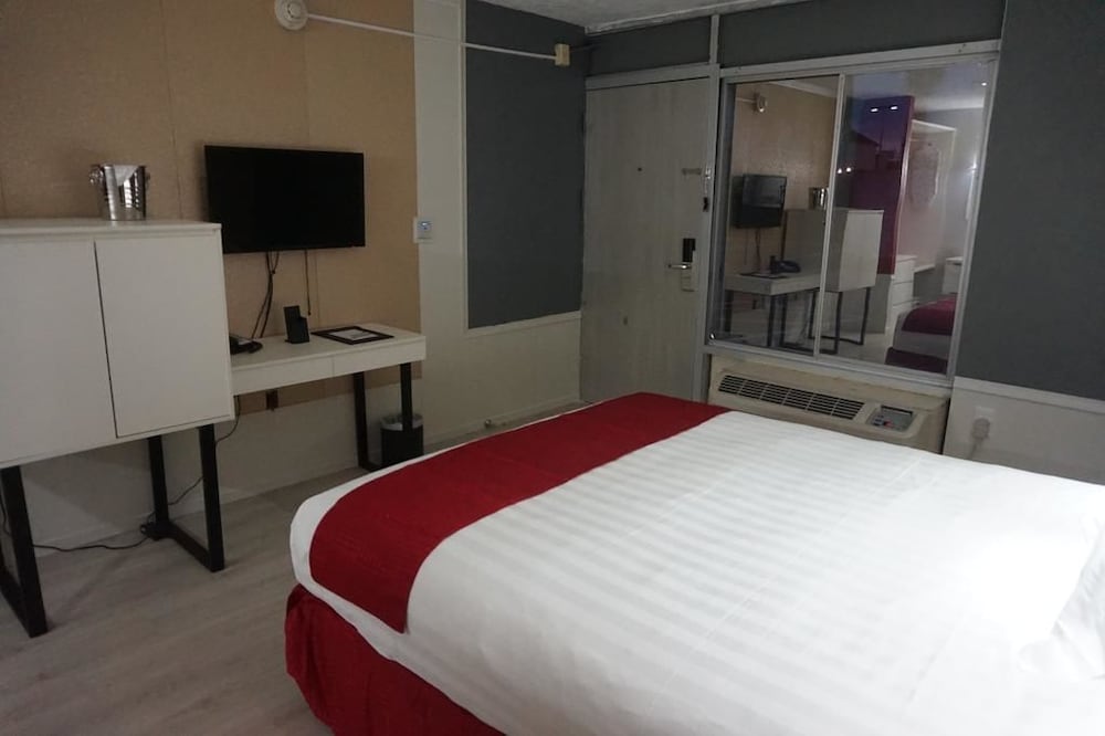 Фото Travelodge by Wyndham Orlando Heart of International Drive