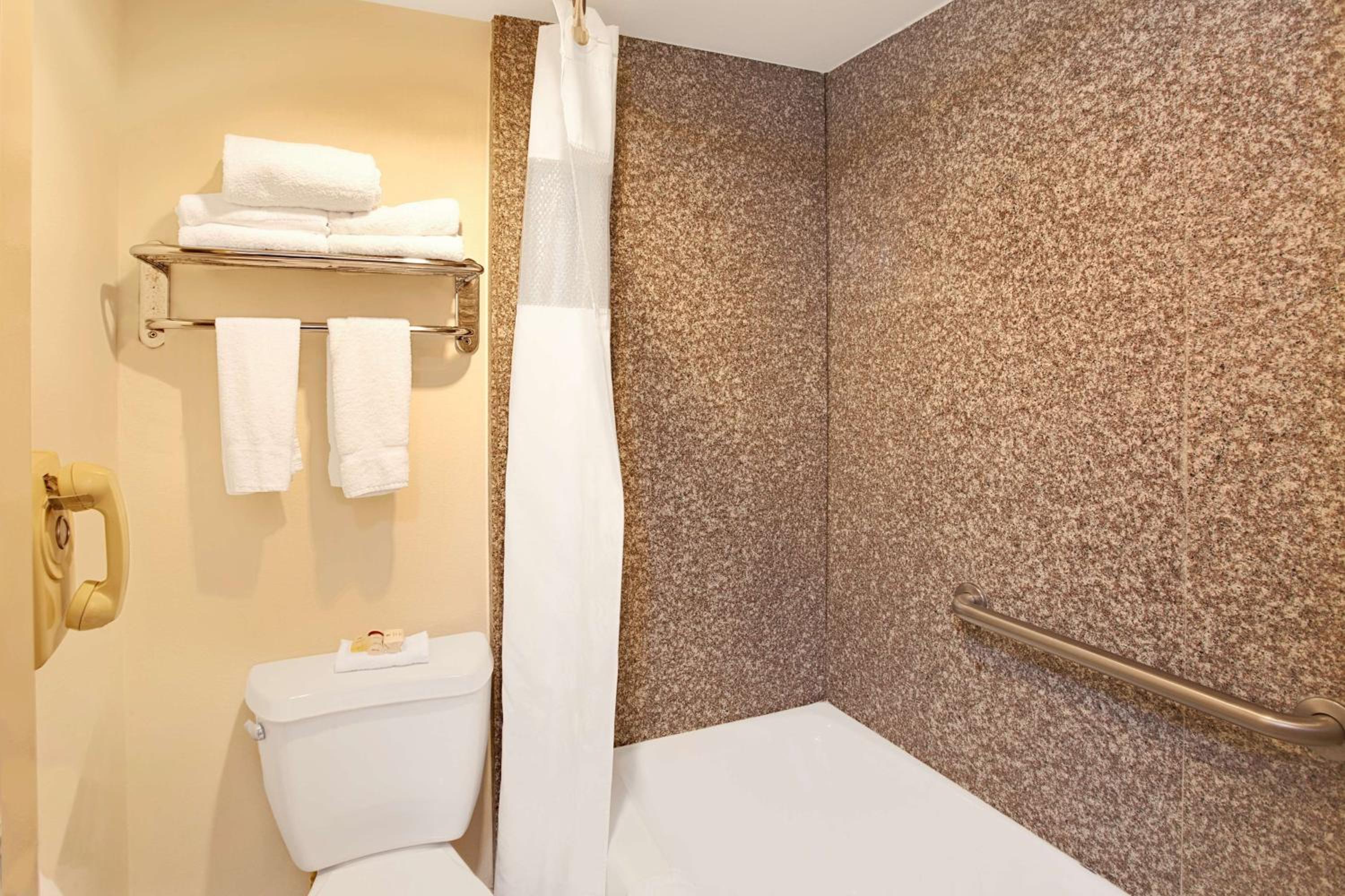 Фото Ramada by Wyndham Pasadena