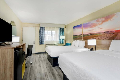 Гостиница Days Inn & Suites by Wyndham Clovis в Кловисе