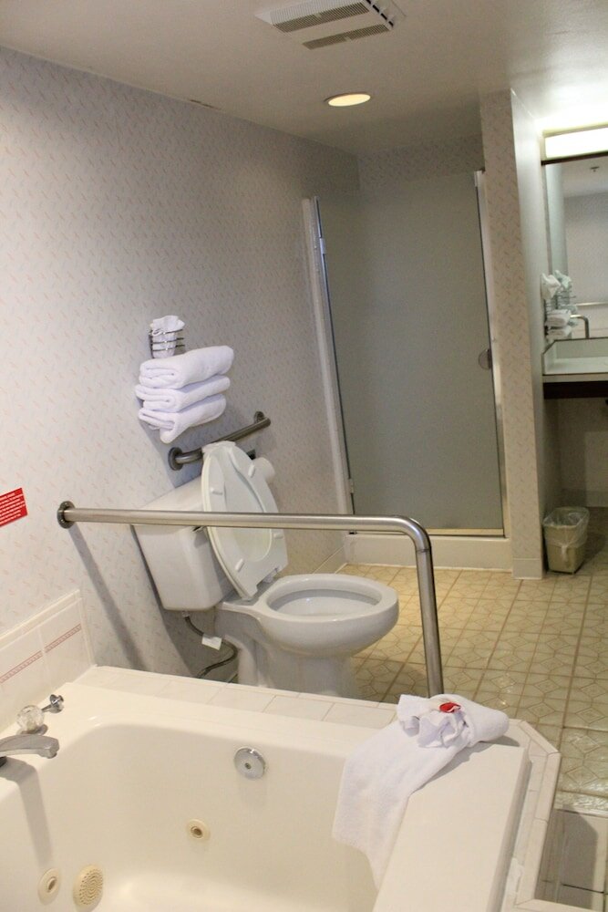 Фото Days Inn by Wyndham Seatac Airport