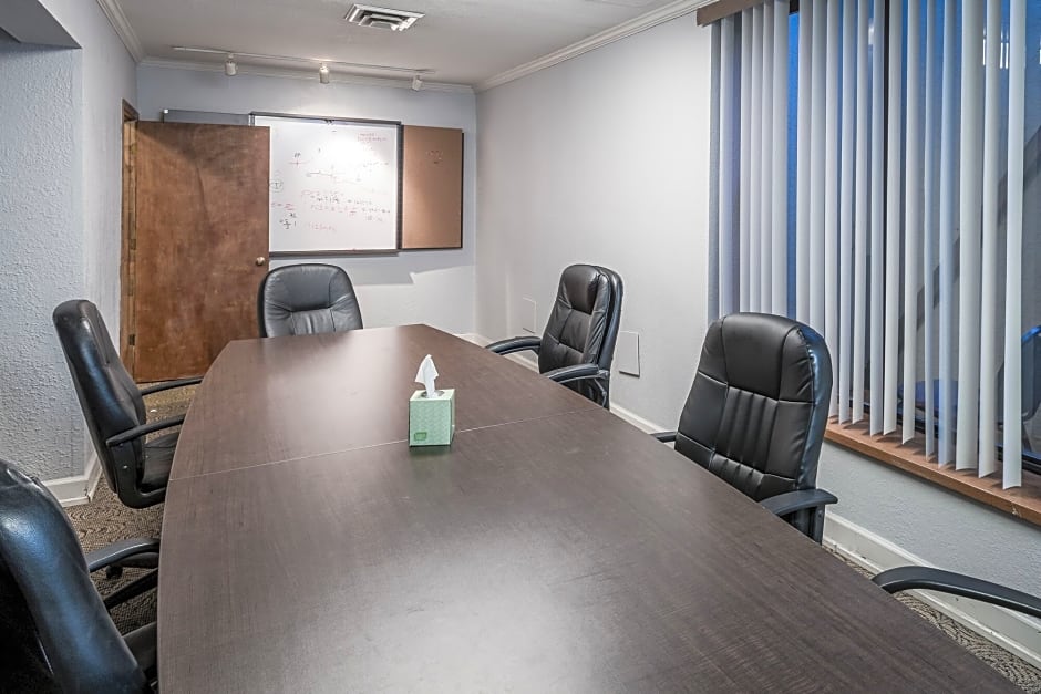 Фото Cloverleaf Suites Kansas City - Overland Park