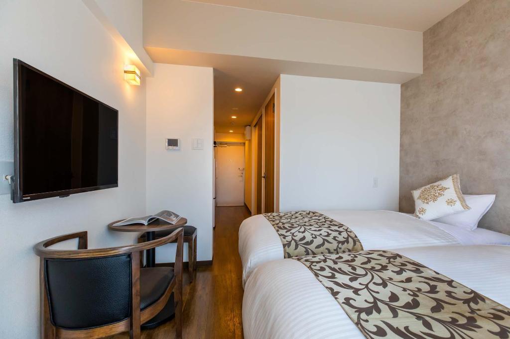 Фото Mr. Kinjo in front of Manza Beach