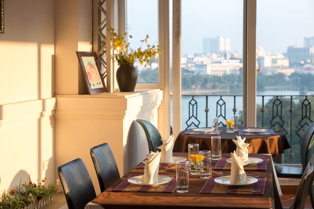 Фото Lakeside Palace Hotel