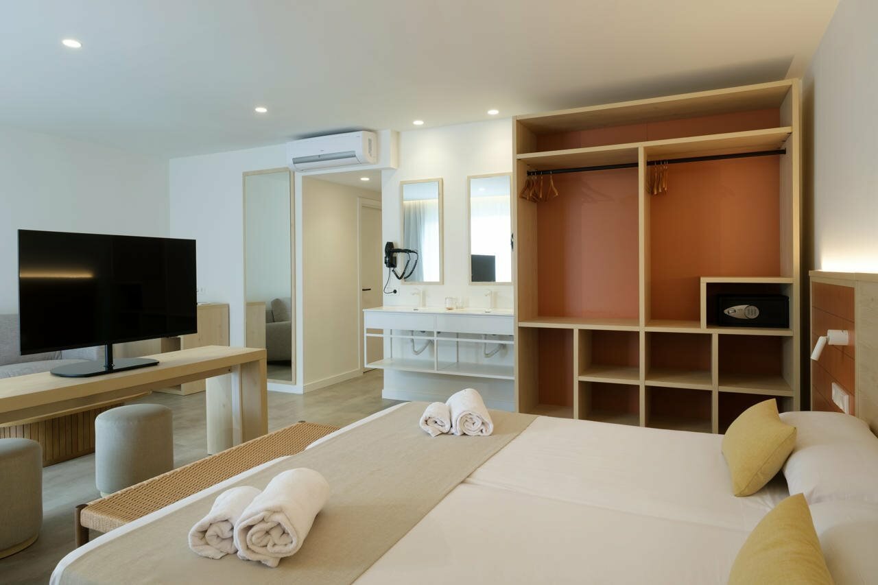 Фото Hotel Cabot Cala Ferrera