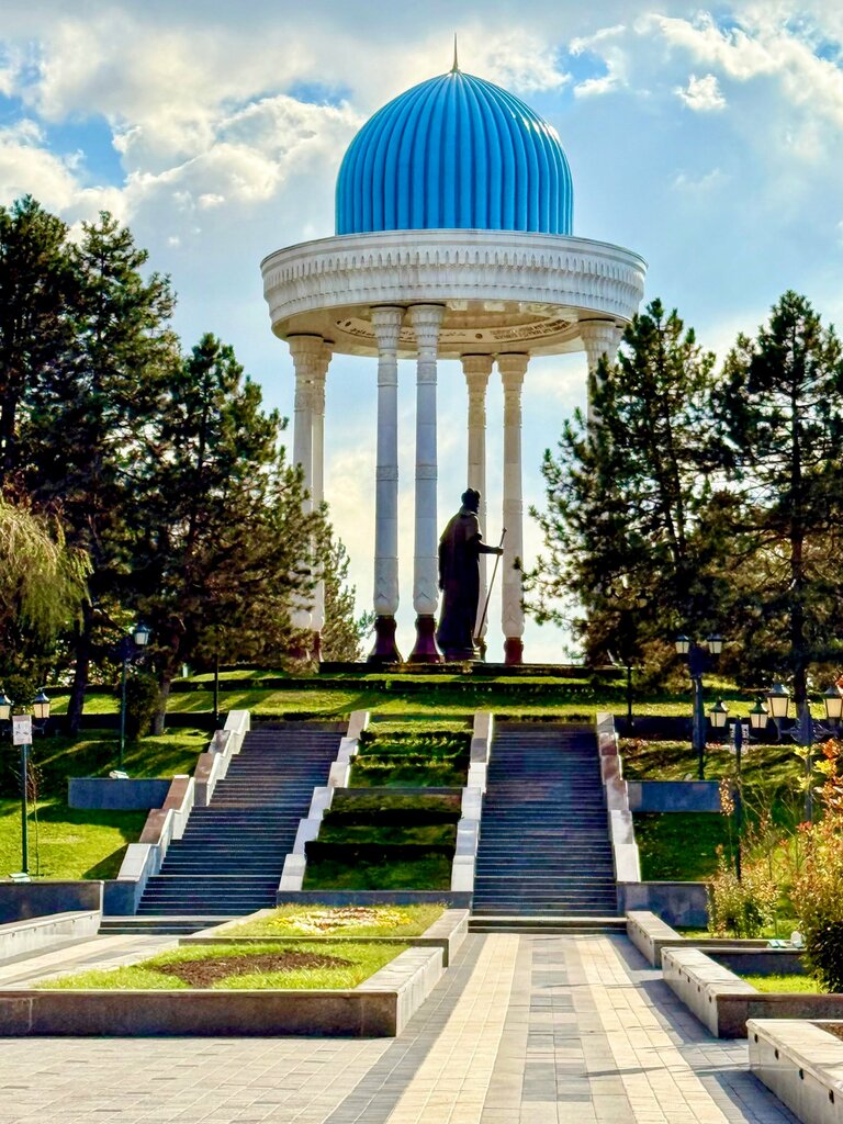 Urush yodgorligi, ommaviy qabr Alisher Navoiy haykali, Toshkent, foto