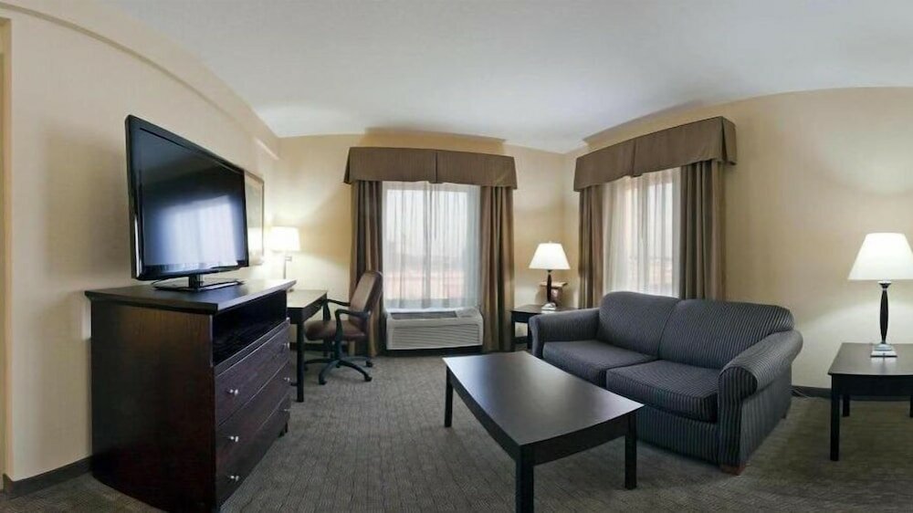 Фото Holiday Inn Express Hotel & Suites Clearwater/Us 19 N, an Ihg Hotel