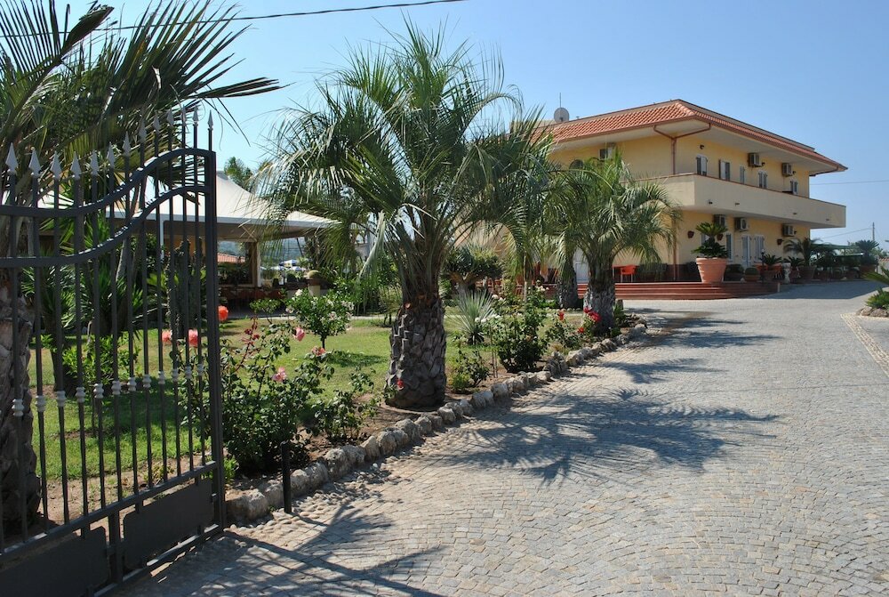 Фото Hotel Damanse