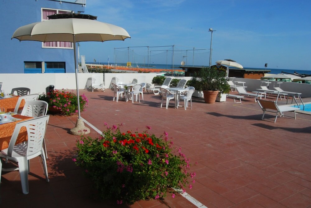 Фото Hotel Embassy Pesaro