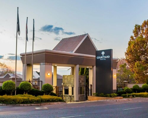 Гостиница Courtyard Hotel Sandton в Йоханнесбурге