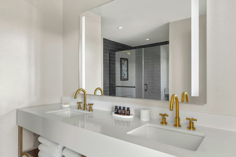 Фото The MC, Autograph Collection