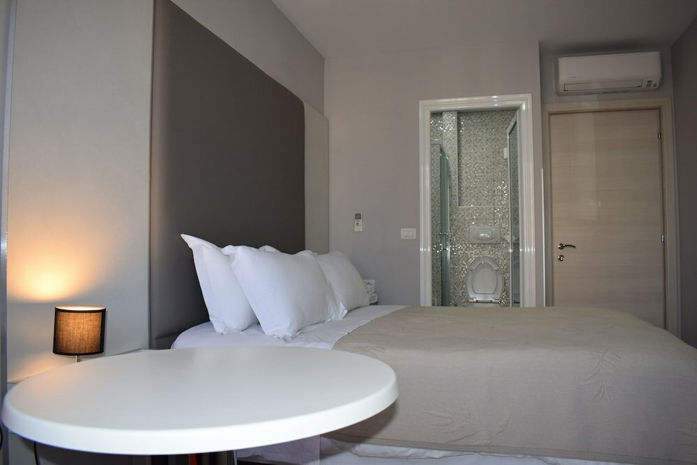 Фото Freddy's Hotel