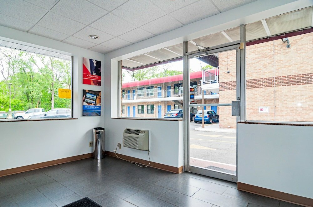 Фото Motel 6 Elmsford, Ny - White Plains