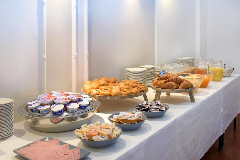 Фото Astor Court Hotel