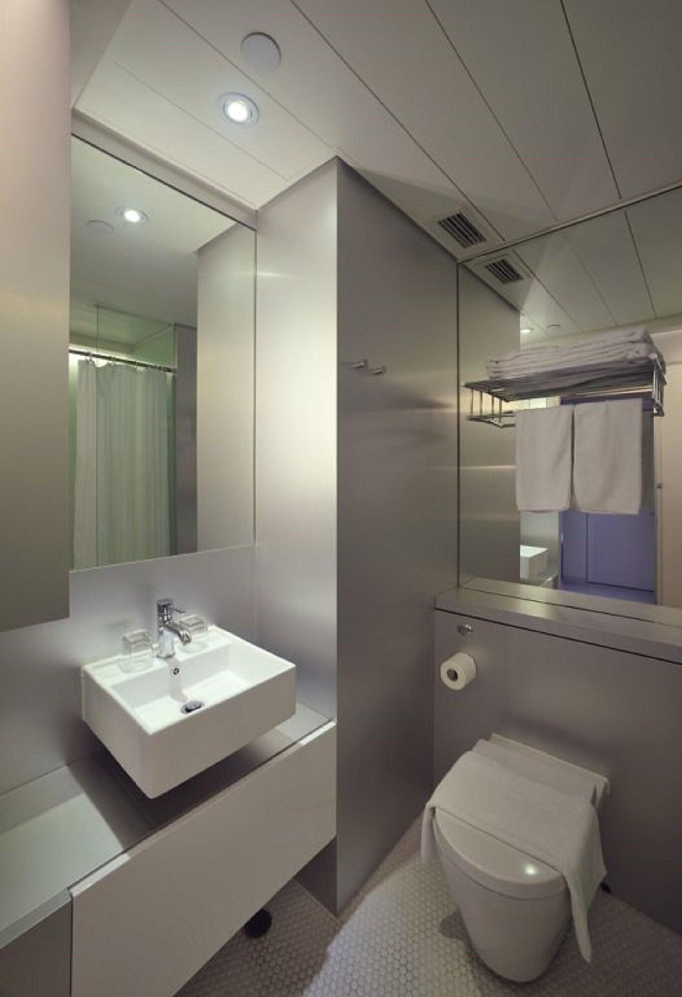 Фото 60 West Suites Hotel