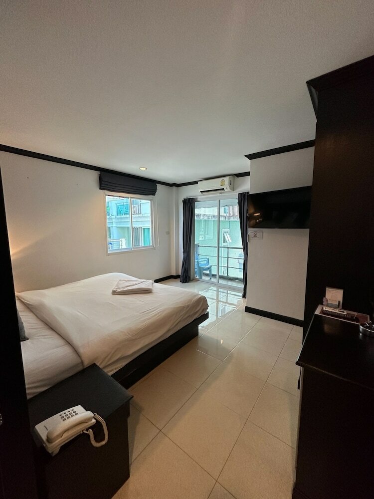 Фото Hallo Patong Hotel & Restaurant