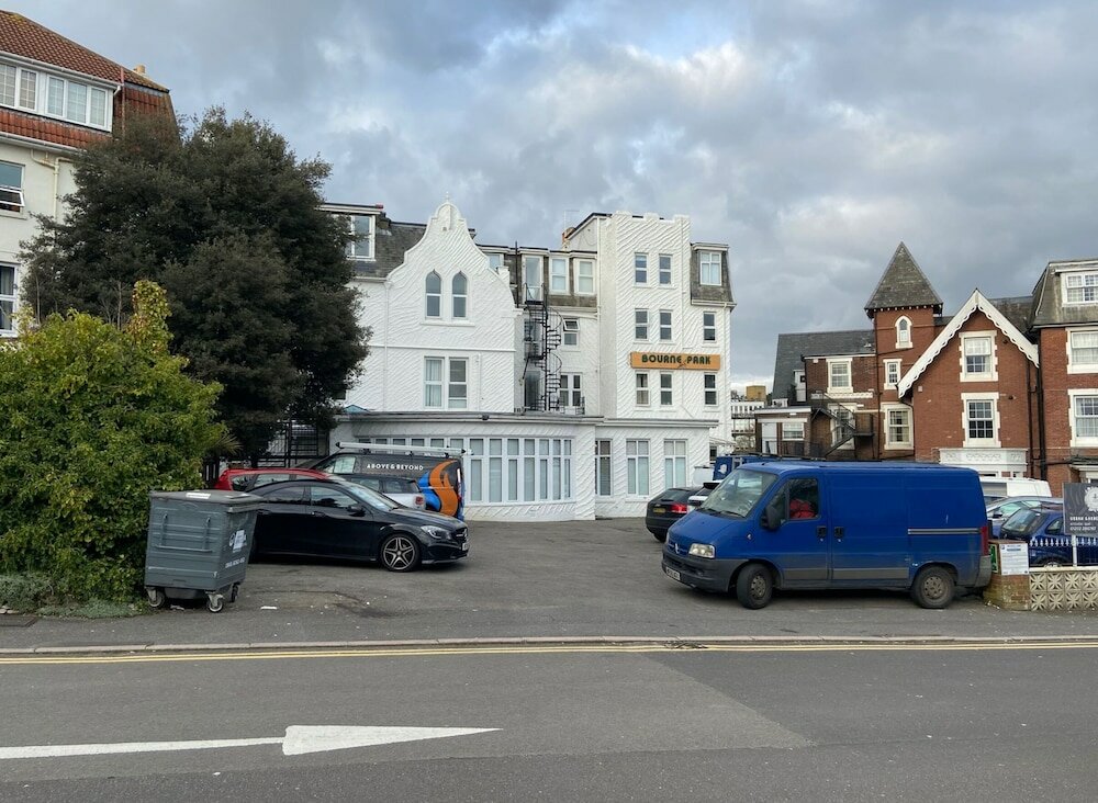 Фото Oyo Bourne Park Hotel