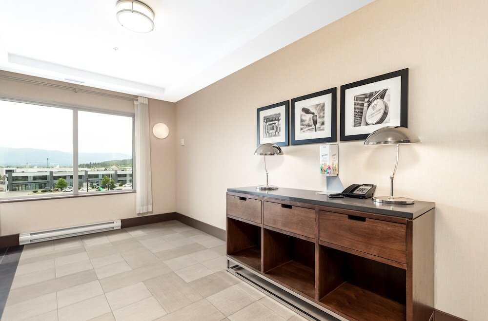 Фото Four Points by Sheraton Kelowna Airport