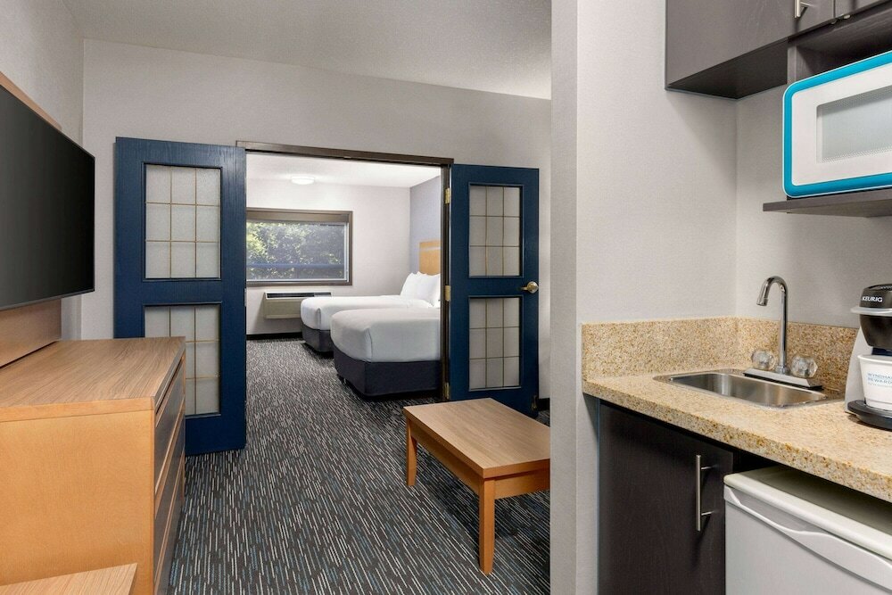 Фото Wingate by Wyndham Lethbridge