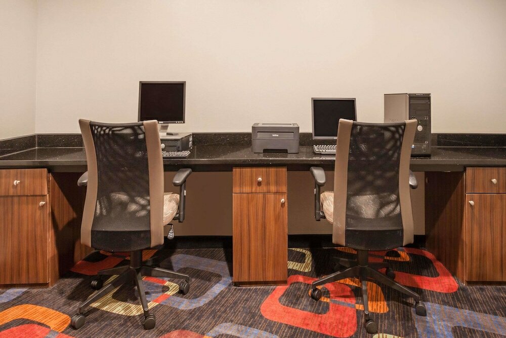 Фото Days Inn by Wyndham Woodbury Long Island