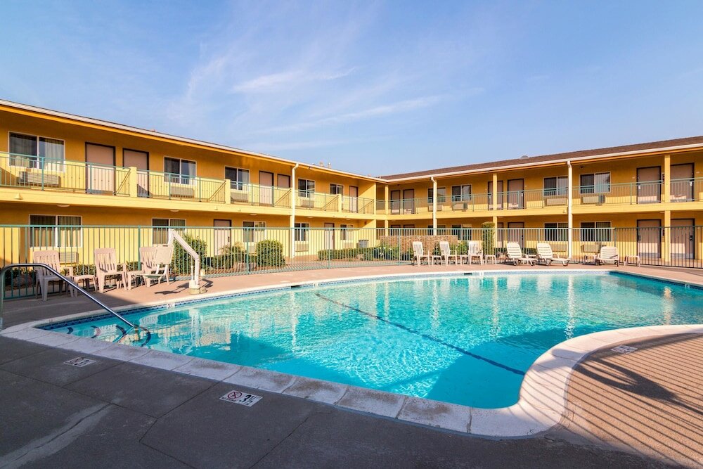 Фото Quality Inn & Suites near Downtown Bakersfield