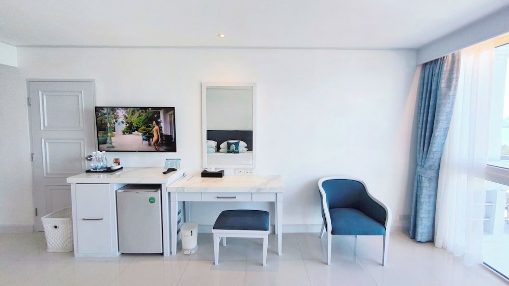 Фото Andaman Beach Suites Hotel