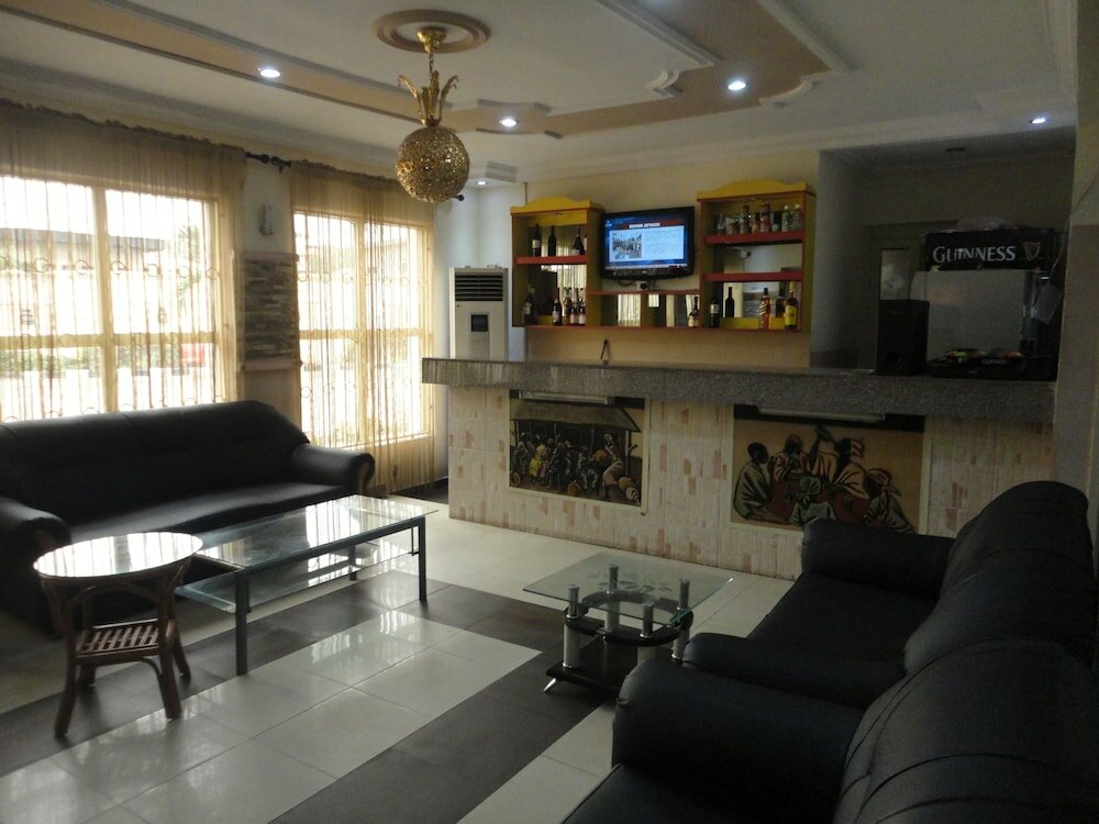 Фото Sdm Tavern and Suites