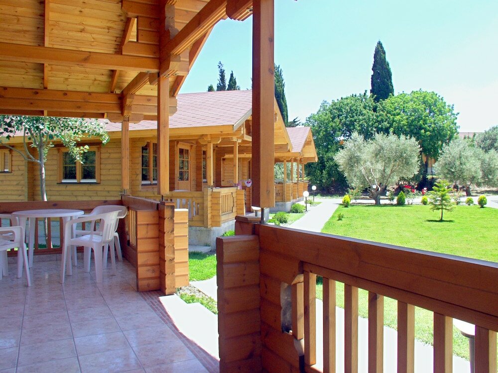 Фото Sandy's Studios Apartments & Log Villas