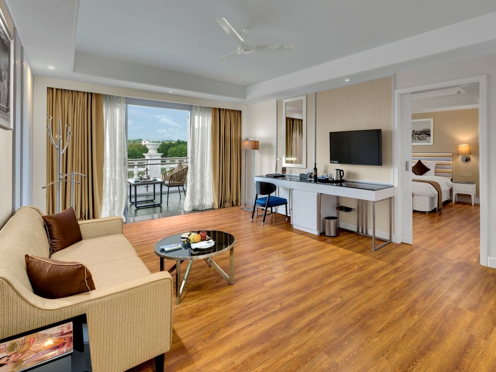 Фото Amanora The Fern Hotels & Club