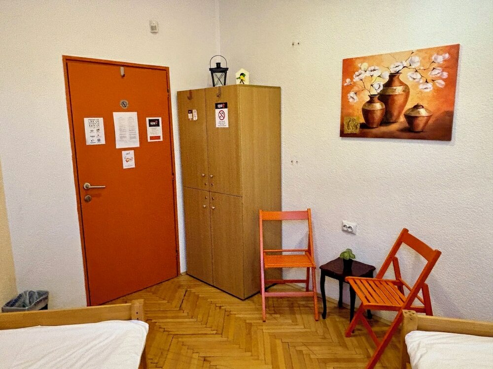 Фото Pigeon Square Rooms