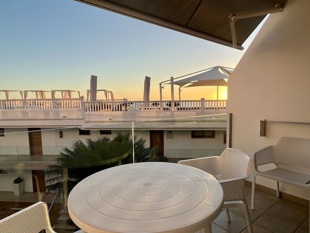 Фото Pearly Grey Ocean Club Apartments & Suites