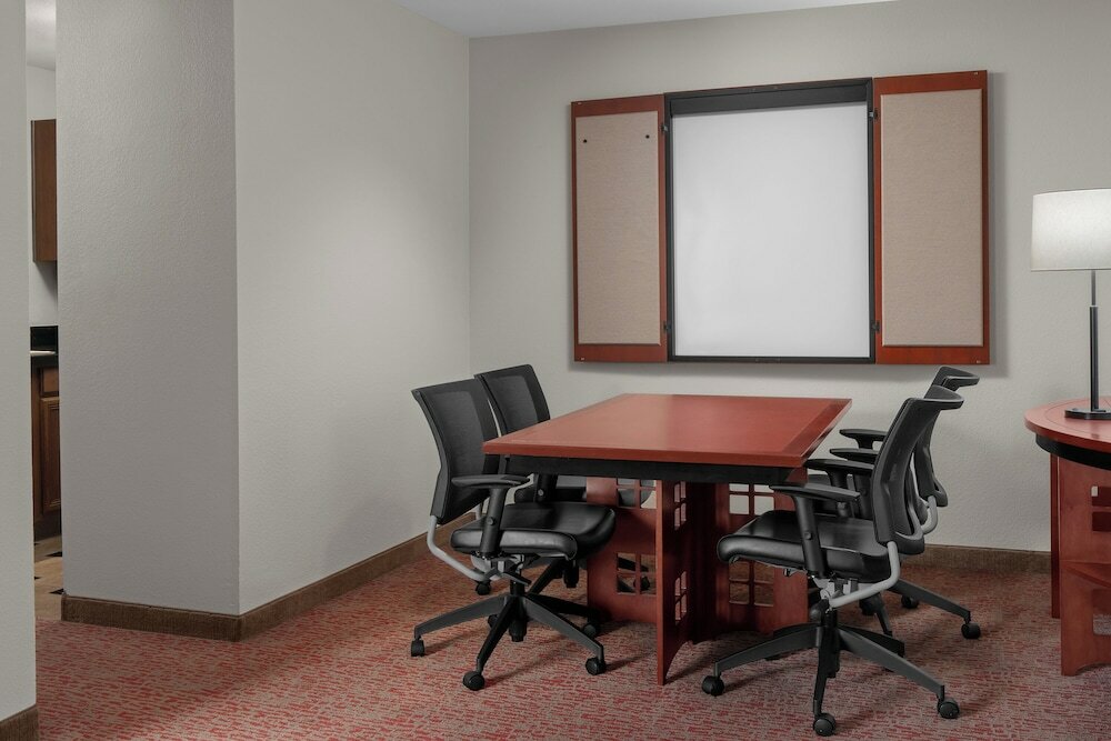 Фото Larkspur Landing Renton - An All-Suite Hotel