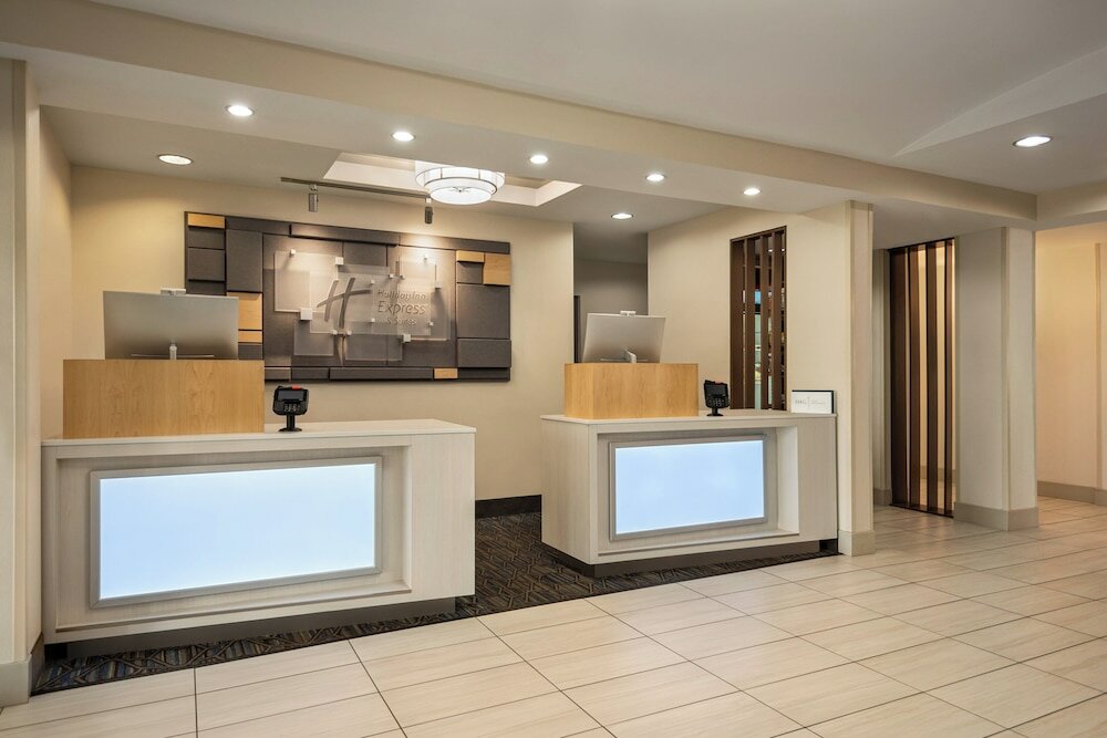 Фото Holiday Inn Express Hotel & Suites Fredericksburg, an Ihg Hotel