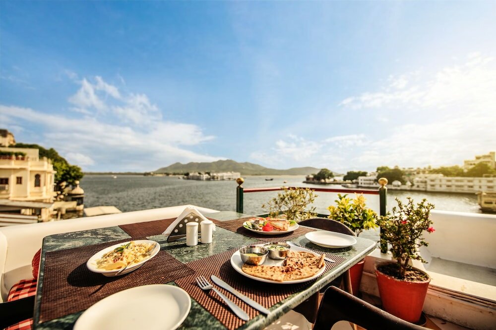 Фото Hotal Devraj Niwas on Lake Pichola Udaipur