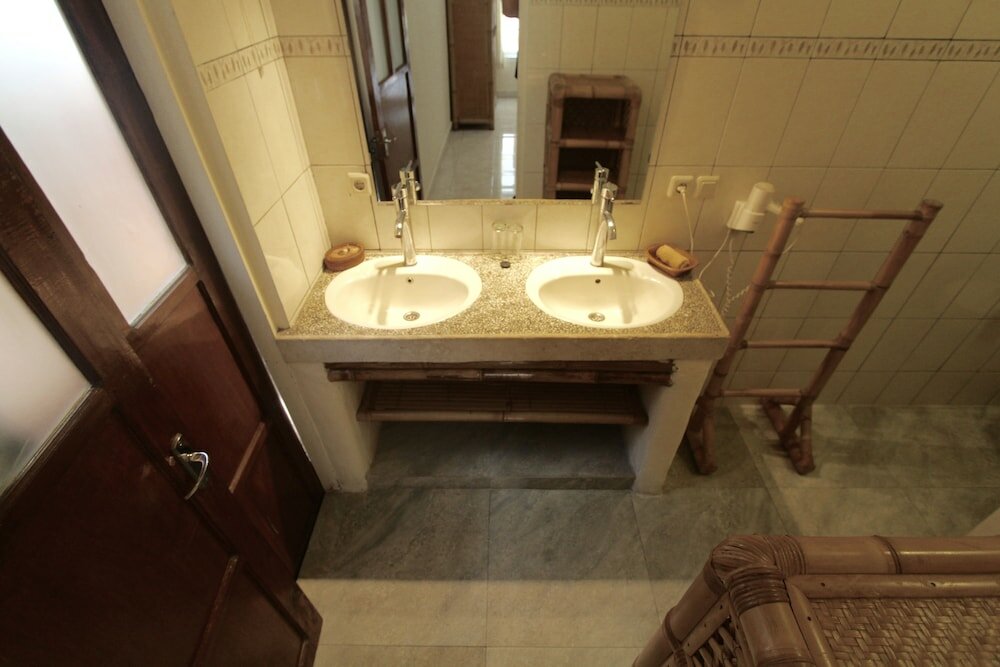 Фото Chonos Hotel Lovina